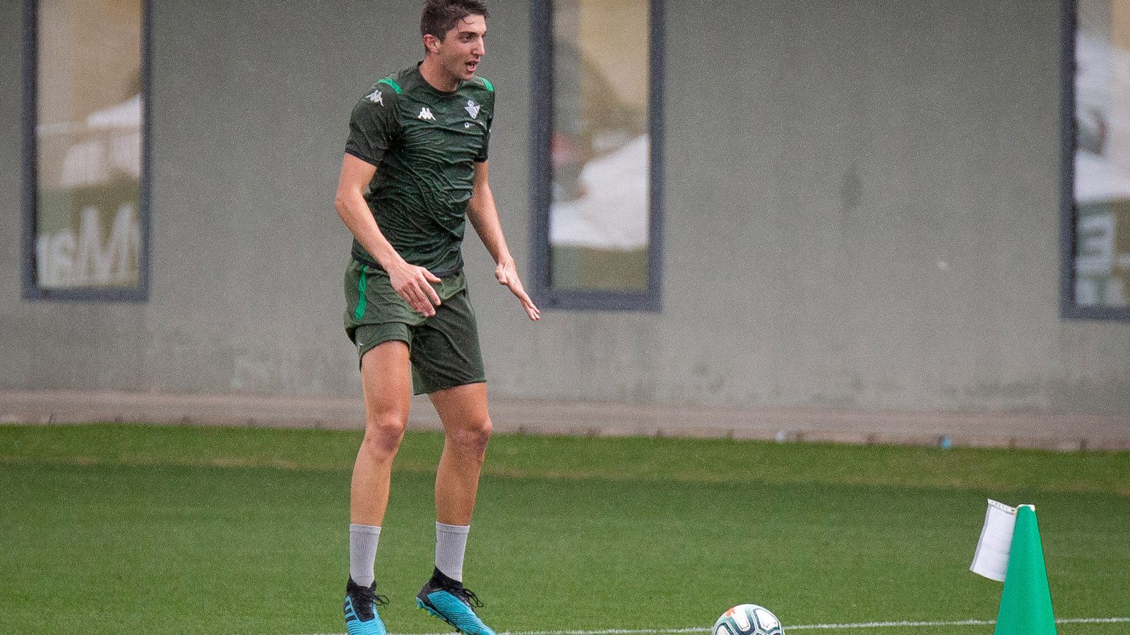 Édgar aguarda el balón en el entrenamiento.
