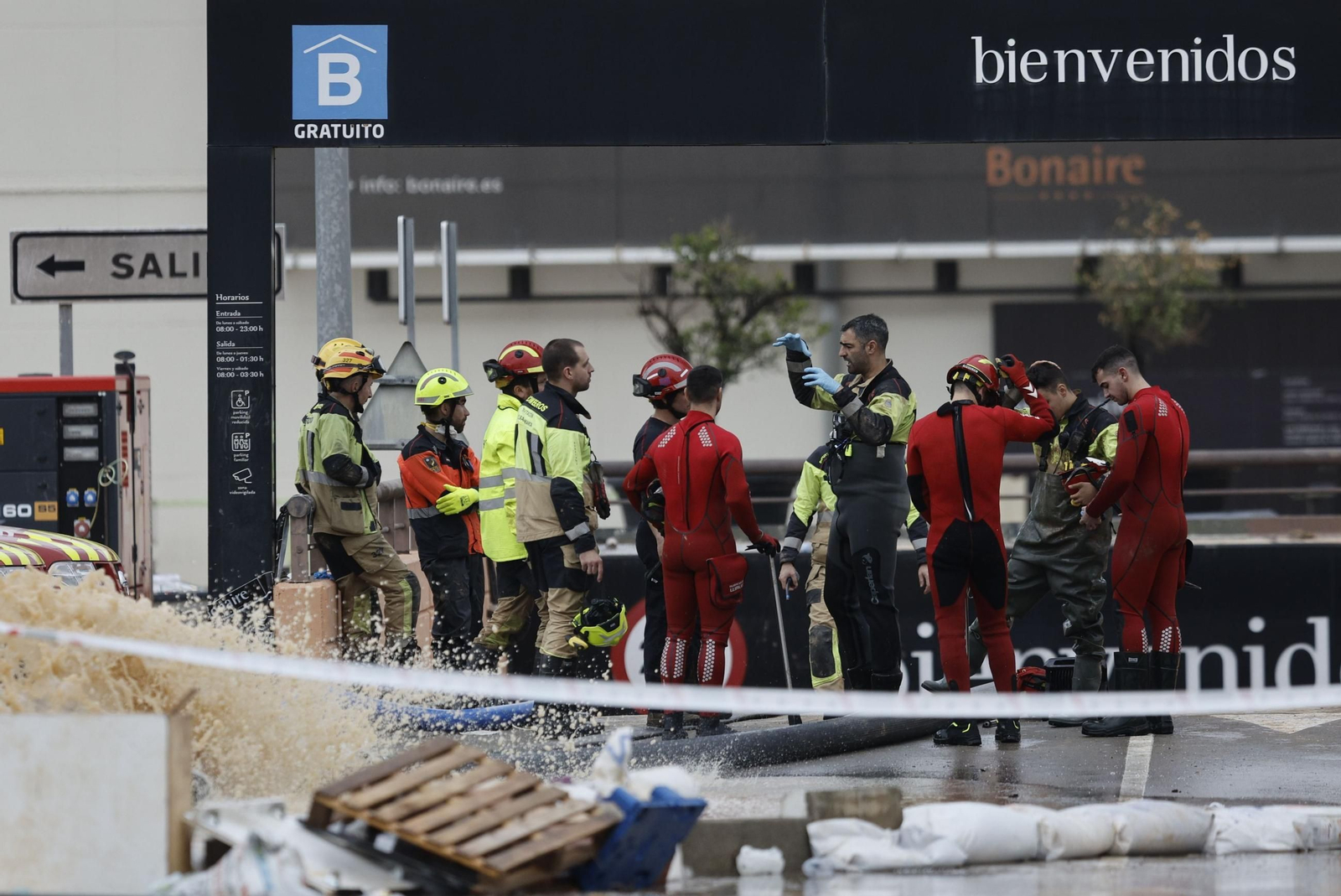Efectivos de la UME y del cuerpo de Bomberos, en el parking del Centro Comercial Bonaire, sobre el que se lanzaron más bulos tras la dana.