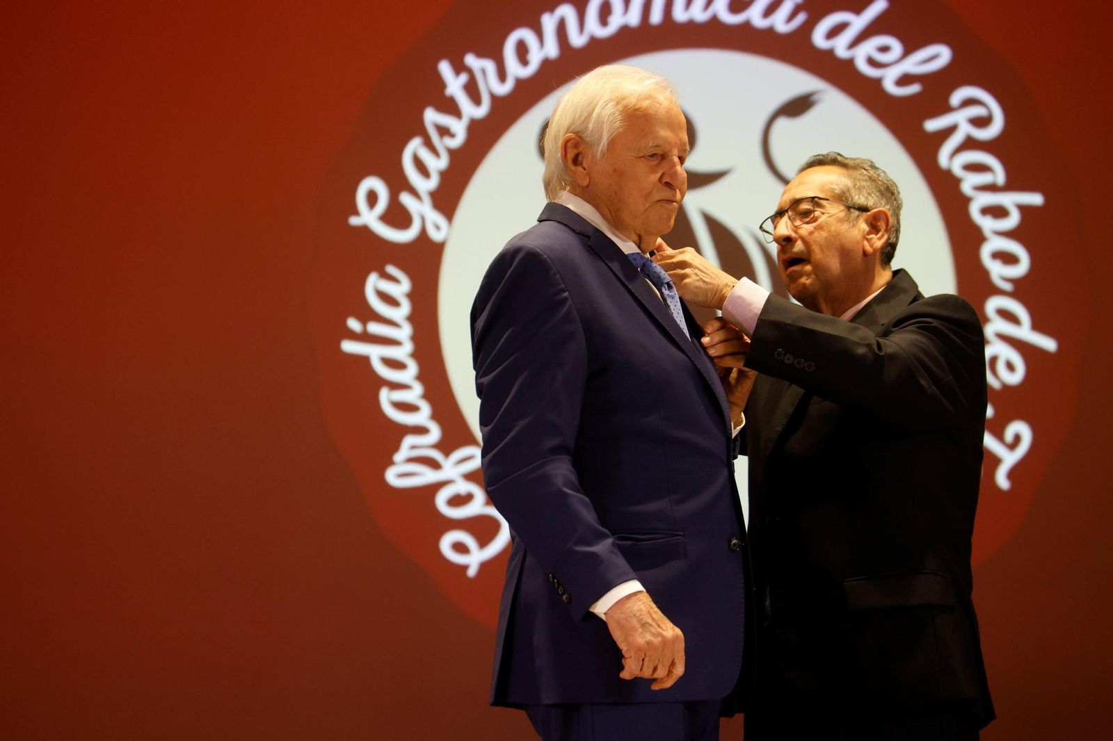 El Cordobés, cofrade de honor de la Cofradía Gastronómica del Rabo de Toro