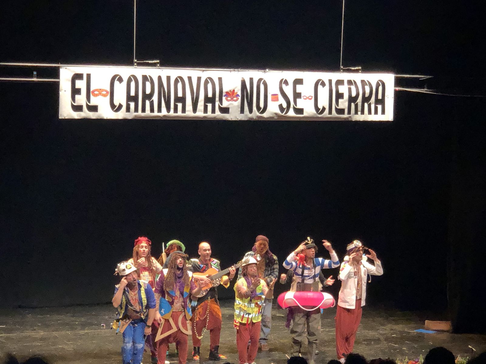 La murga de los protestantes en la sesión de preliminares