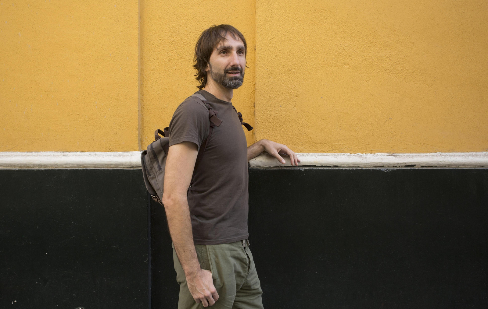 Carlos Frontera, fotografiado momentos antes de la entrevista, en una calle de Sevilla.