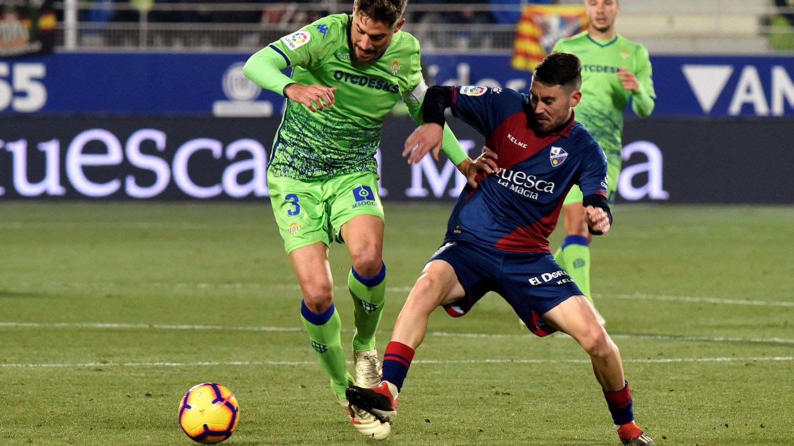 Javi García pugna por un balón.