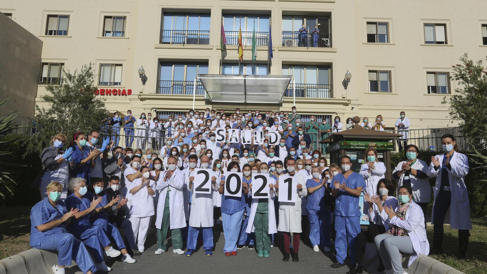 Los profesionales del Regional deseando salud para 2021.