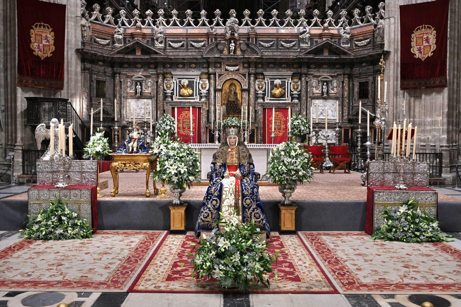 La Virgen de los Reyes, en el trascoro de la Catedral para su primer besamanos.