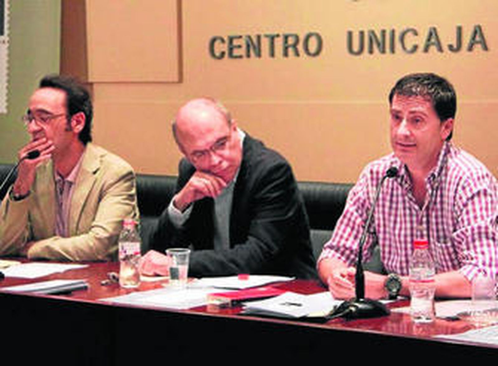 Justo Navarro entre José Andújar y José Luis López Bretones.