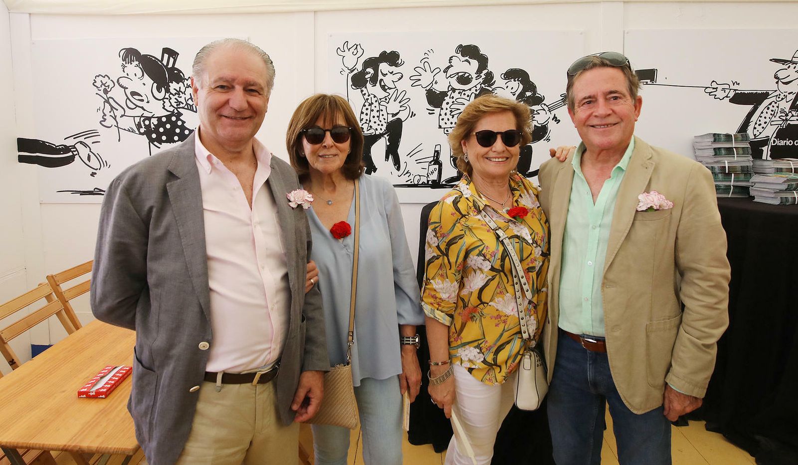 Genaro Benítez y Manolo Cabrales, con sus esposas.