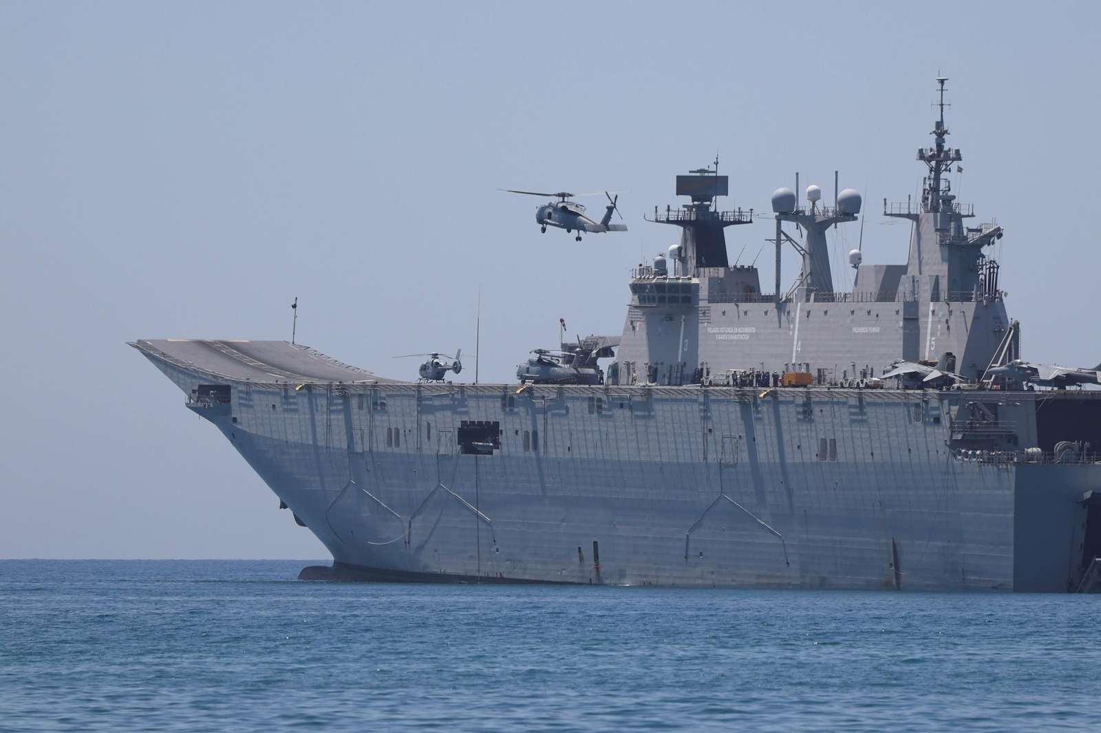 Los buques de la Armada 'Juan Carlos I' y 'Galicia' ya están en Málaga para el desembarco, en fotos