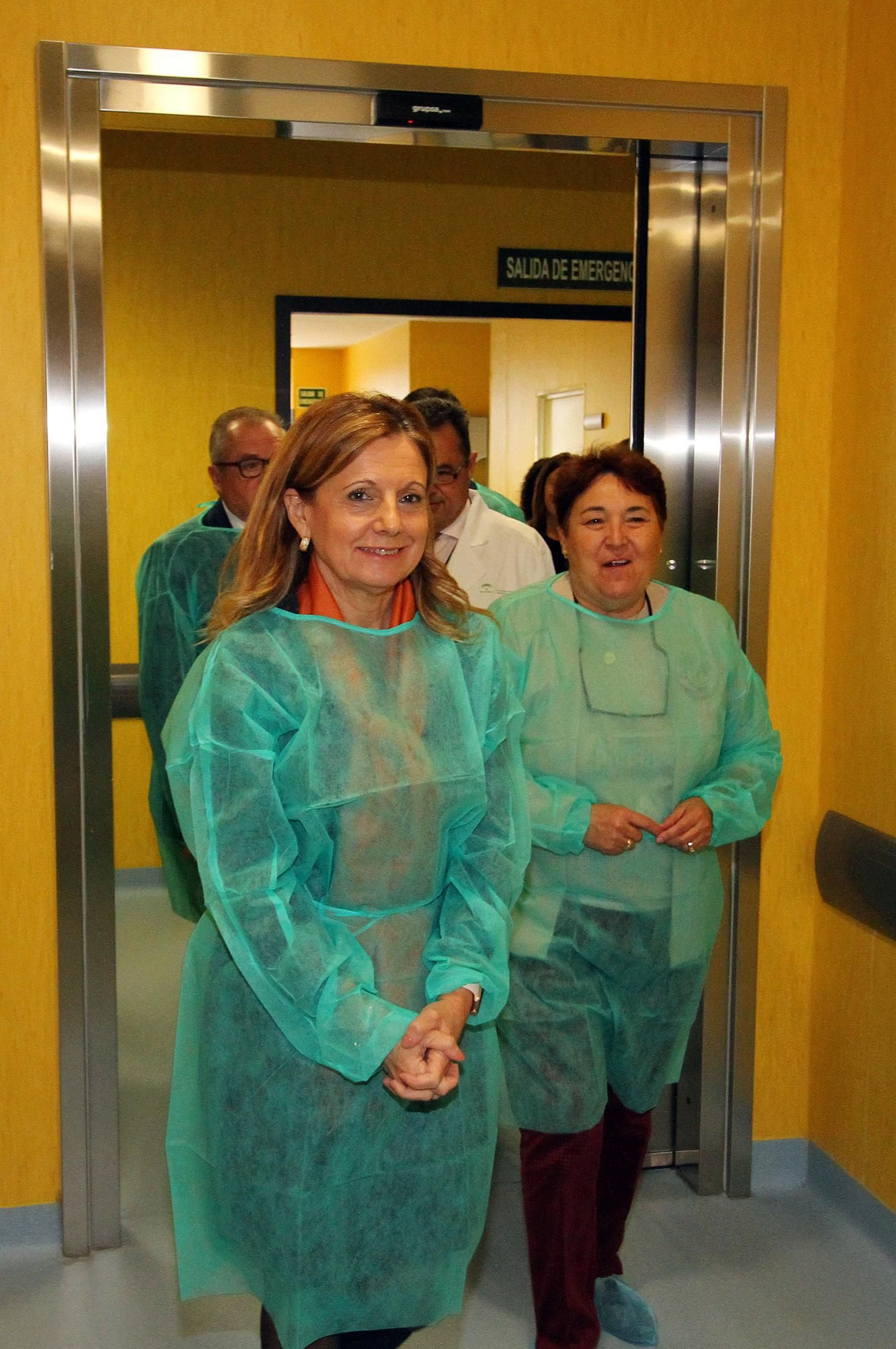 Imágenes de la visita de la consejera de Salud, Marina Alvarez, a los dos nuevos quirófanos que estrenará el Hospital Infanta Elena.
