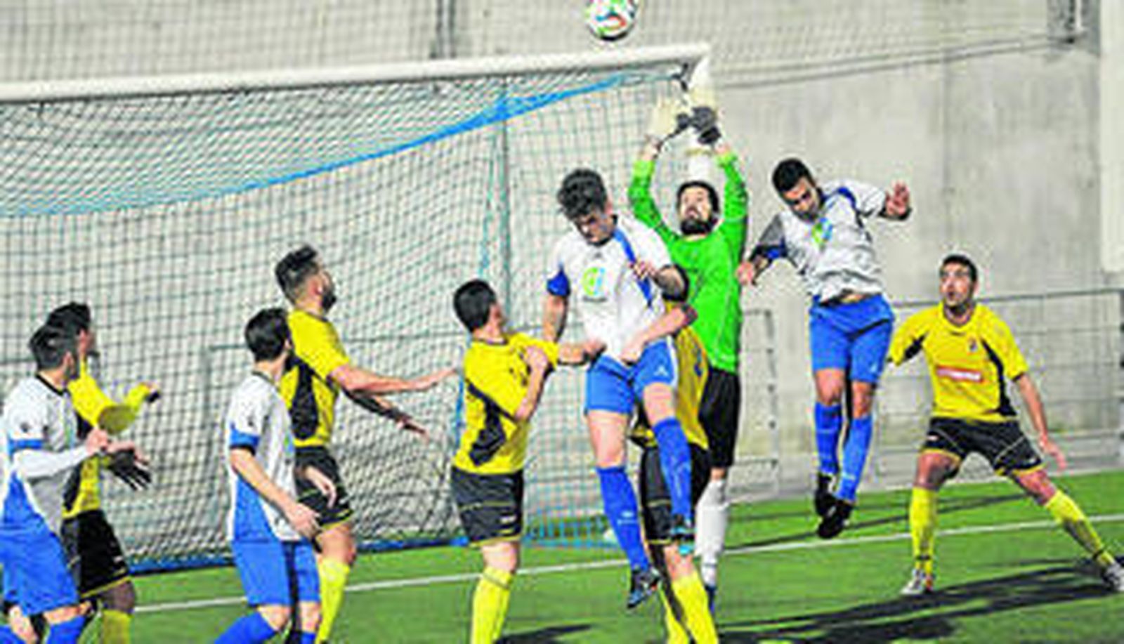 La delantera del Alcalá intenta rematar un córner frente al San Juan.