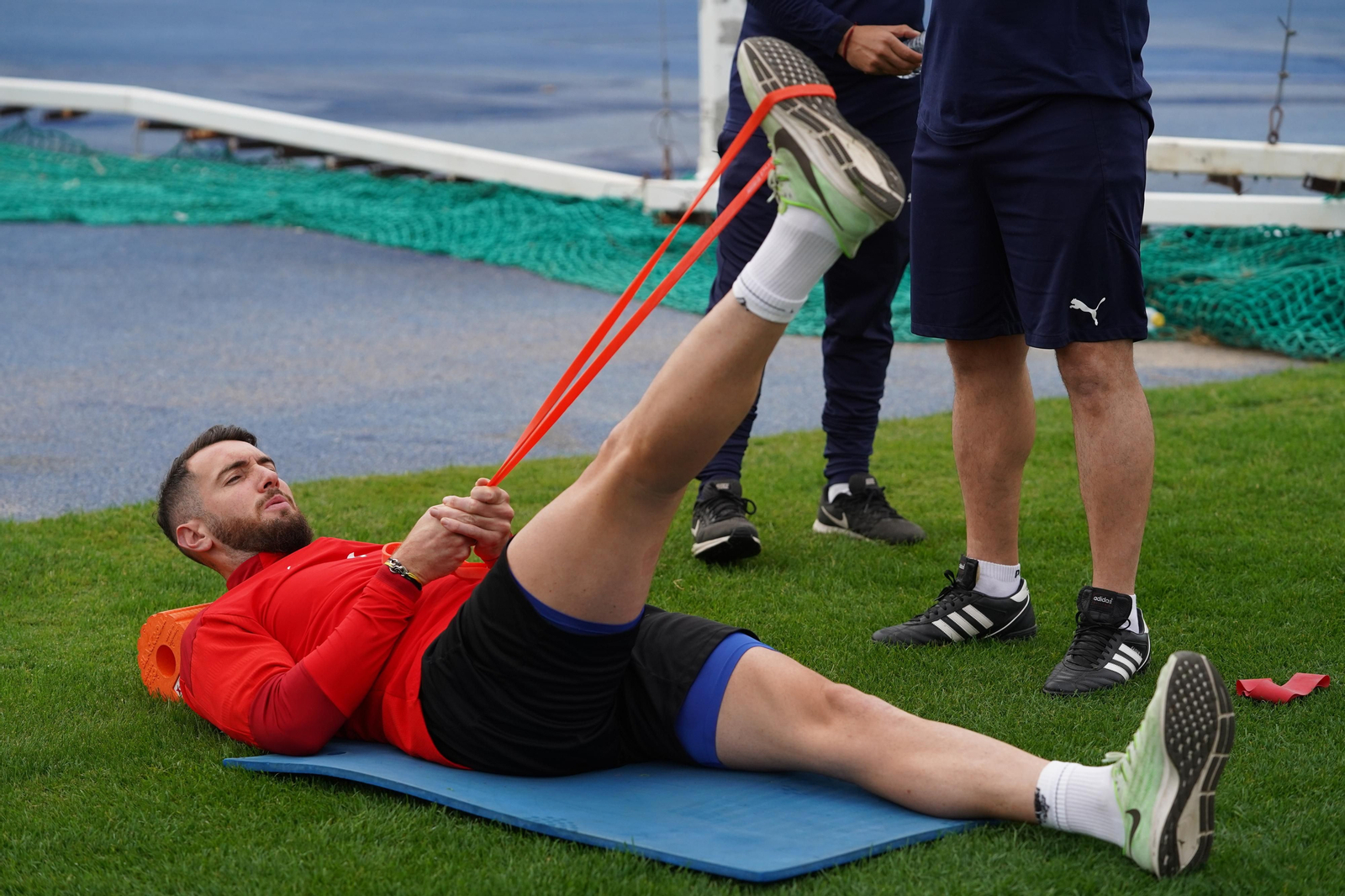 Peybernes realizando estiramientos sobre el césped del anexo
