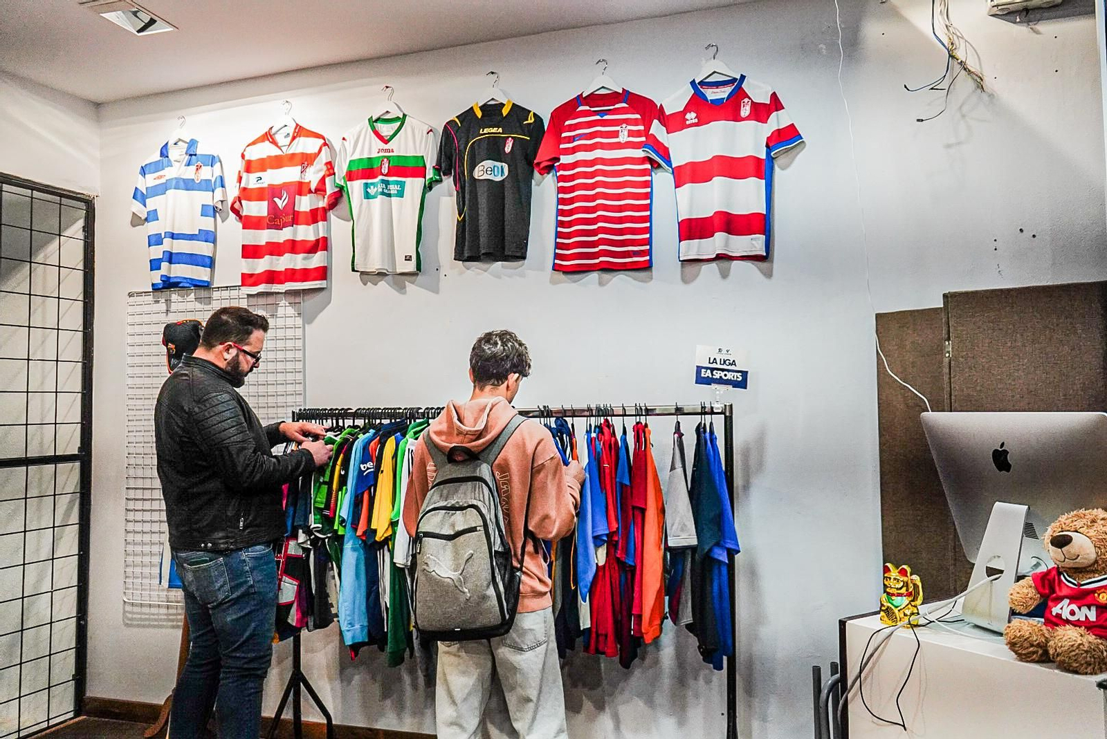 Las imágenes: así es la tienda con más de 3.000 camisetas de fútbol retro de Granada