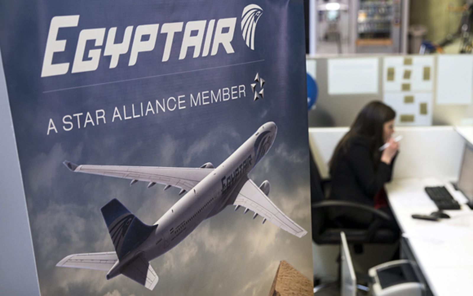 La presencia de humo en el interior avión de Egyptair sigue sin aclarar el siniestro