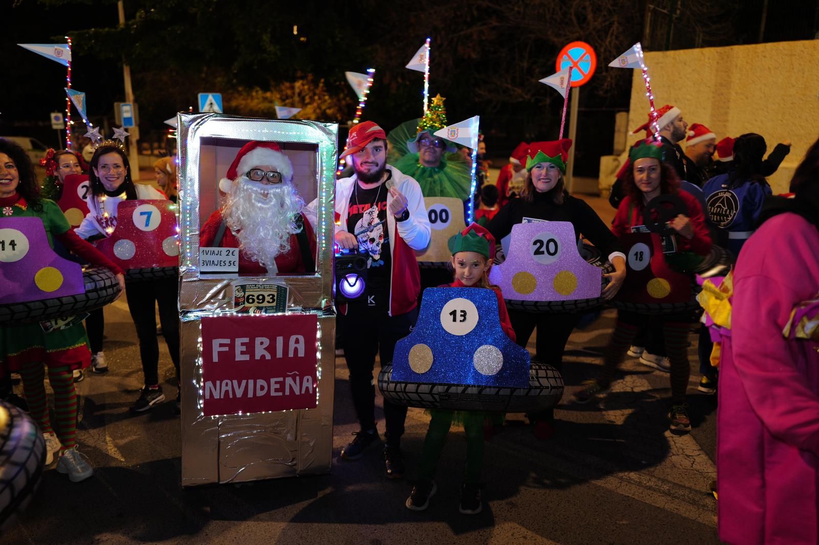 Trolls, coches de choque, bolsas de regalo o exploradores del Parque Jurásico: Así ha sido la San Silvestre de Motril