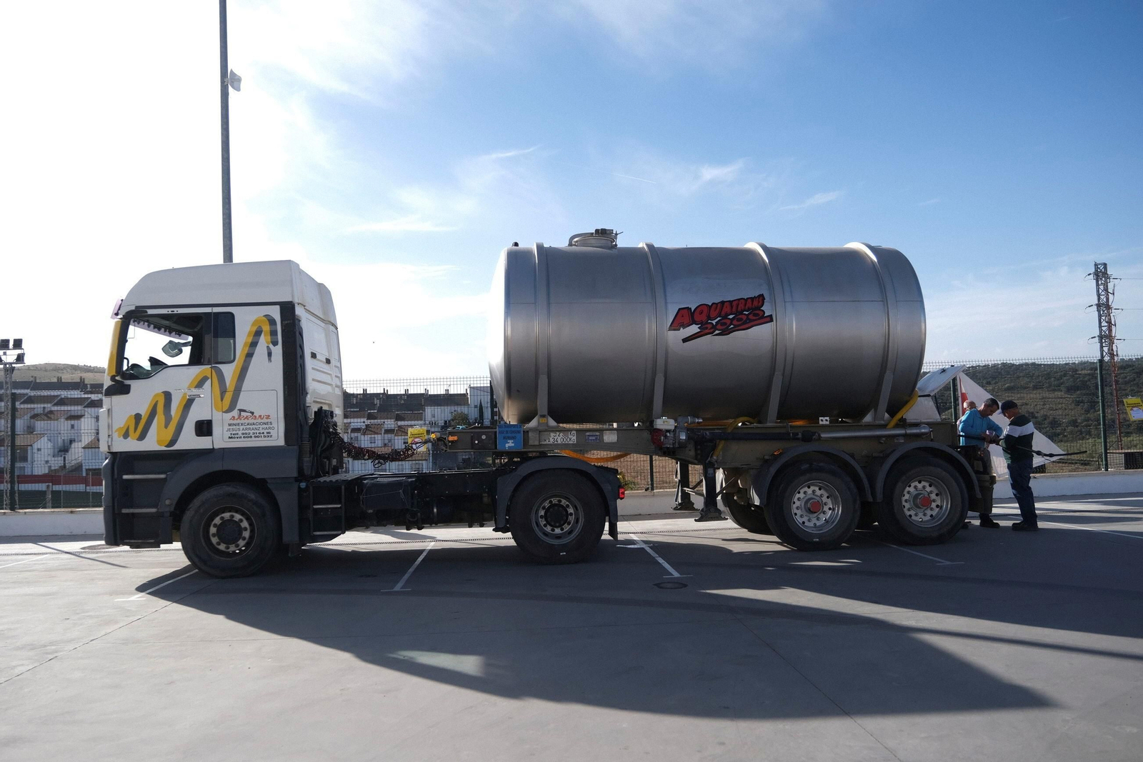 El reparto de agua potable en Espiel, en imágenes