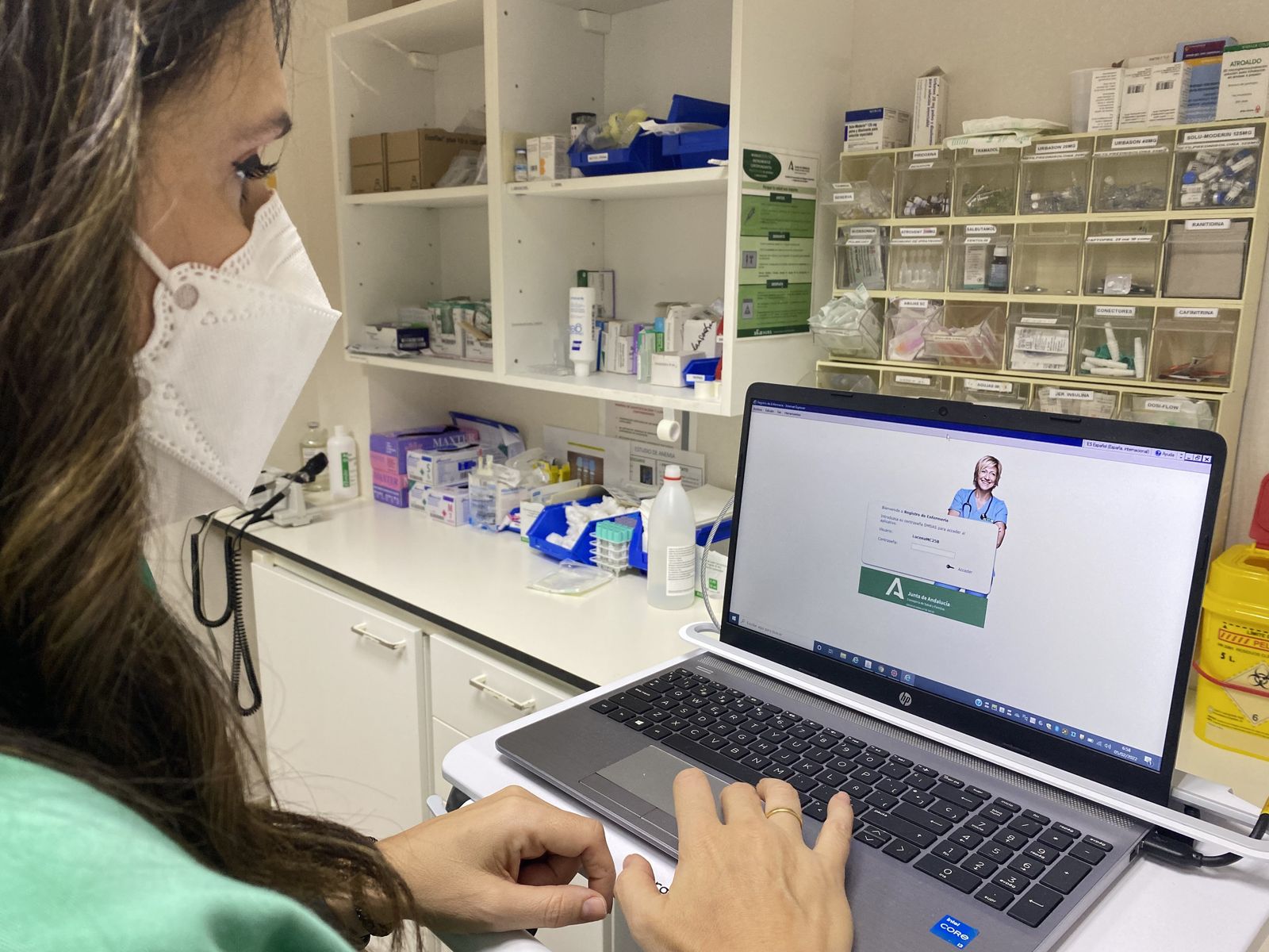 Una enfermera usa el nuevo sistema.