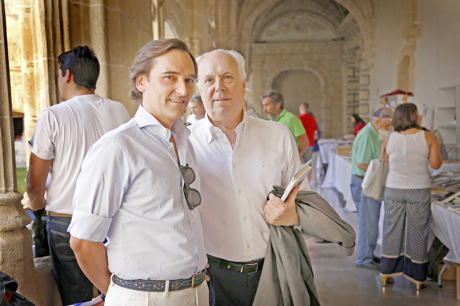 Ignacio Arrabal (i), junto a Eduardo Mendicutti, en una Feria del Libro en los Claustros.