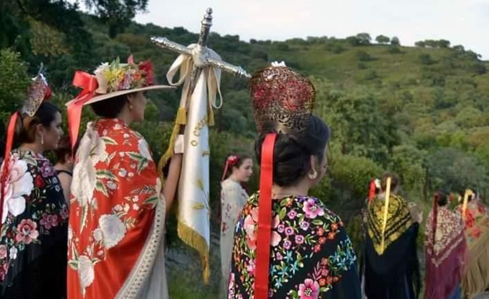 Almonaster la Real celebra sus fiestas a la Santa Cruz del Hoyo - Las Veredas