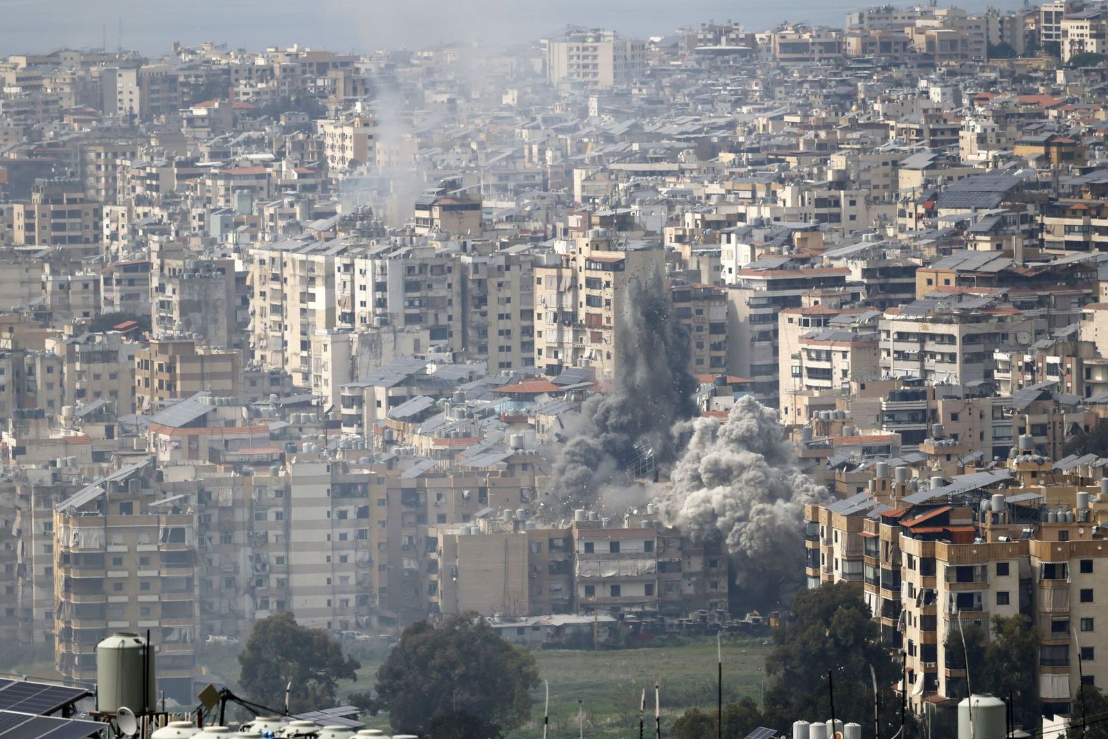 Un ataque israelí causa una columna de humo en un suburbio de Beirut.