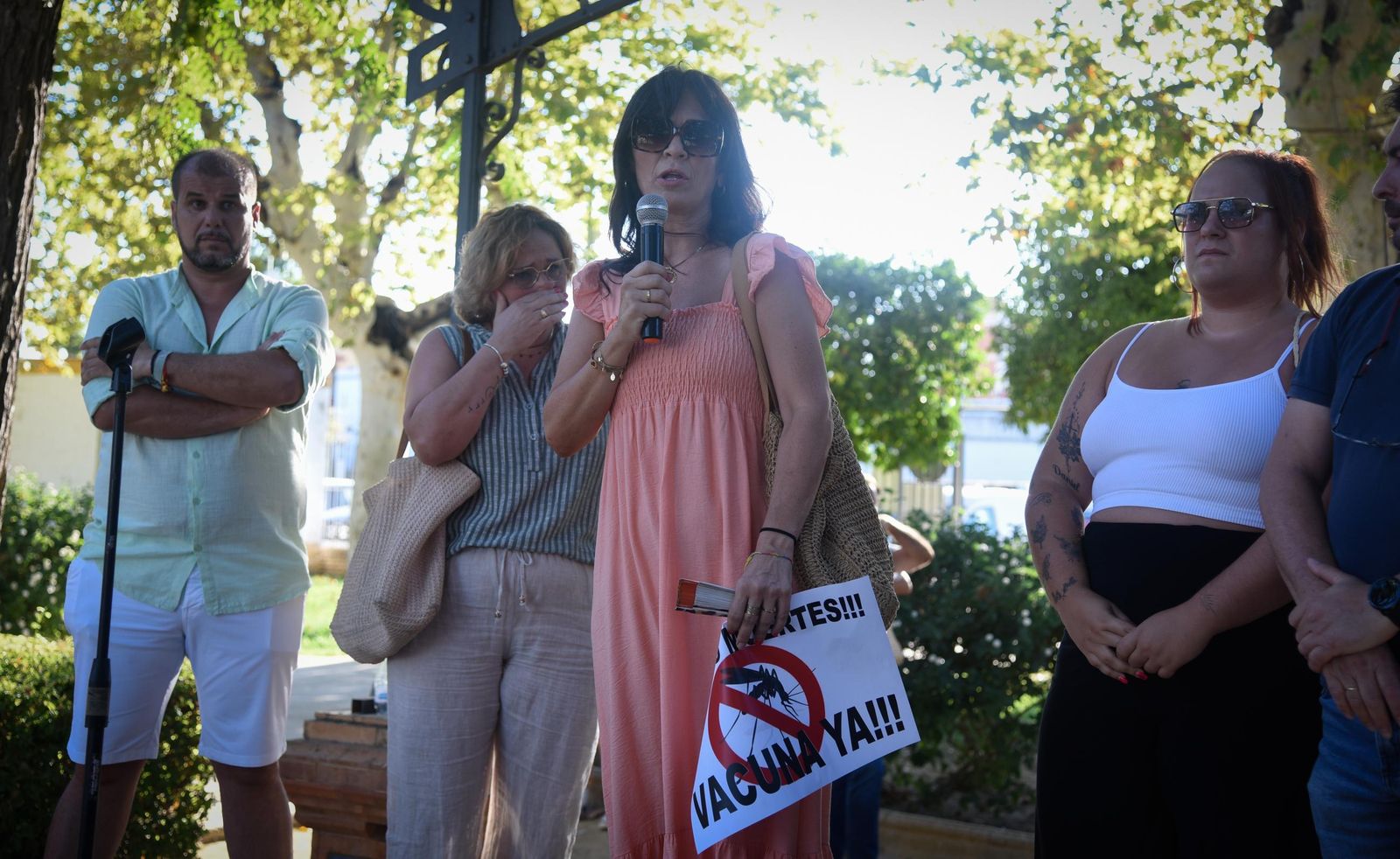 Concentración de protesta de la plataforma contra el mosquito del virus del Nilo