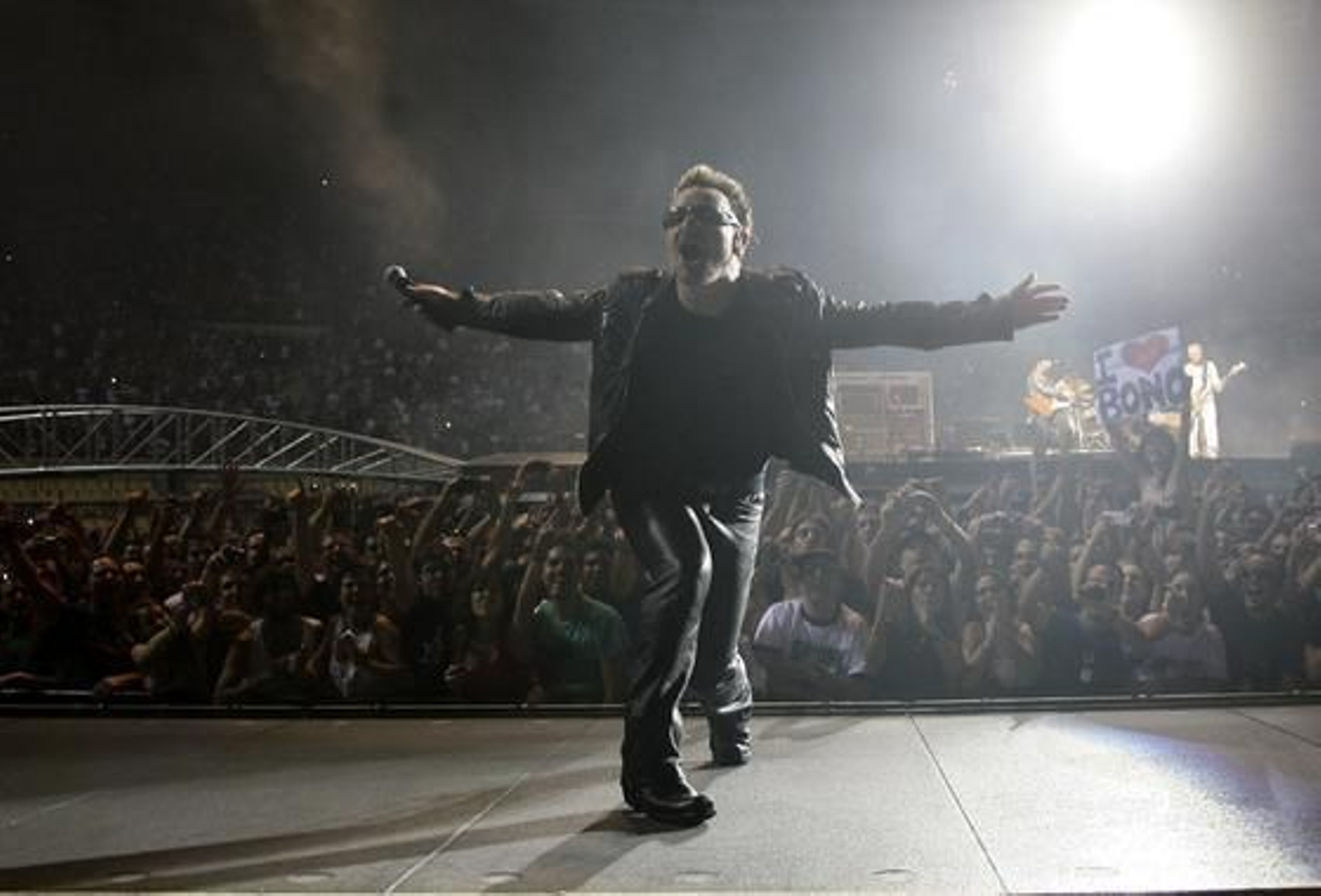 El cantante del grupo irlandés da muestras de su gran estado de forma bailando en todo momento.

Foto: Pizarro