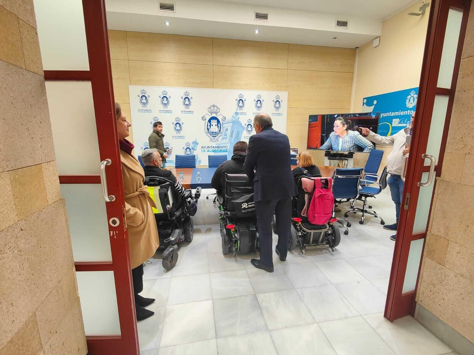 Landaluce ubica las sillas de ruedas en la sala de comisiones.