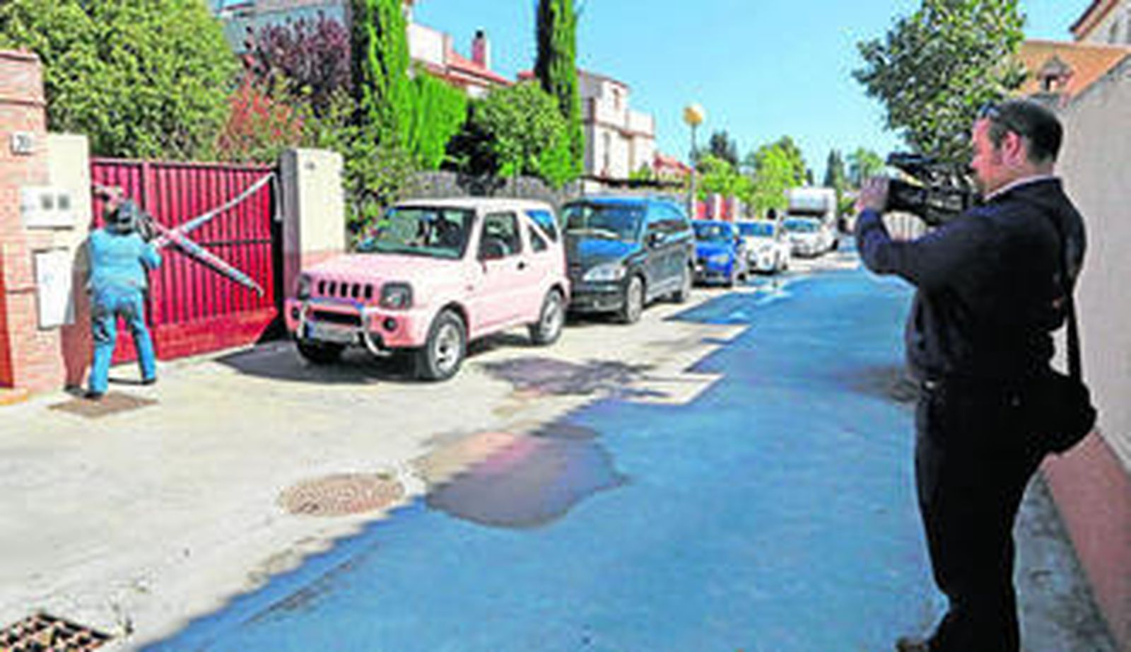 La vivienda donde se produjo el asesinato estuvo precintada por la Policía durante toda la jornada.