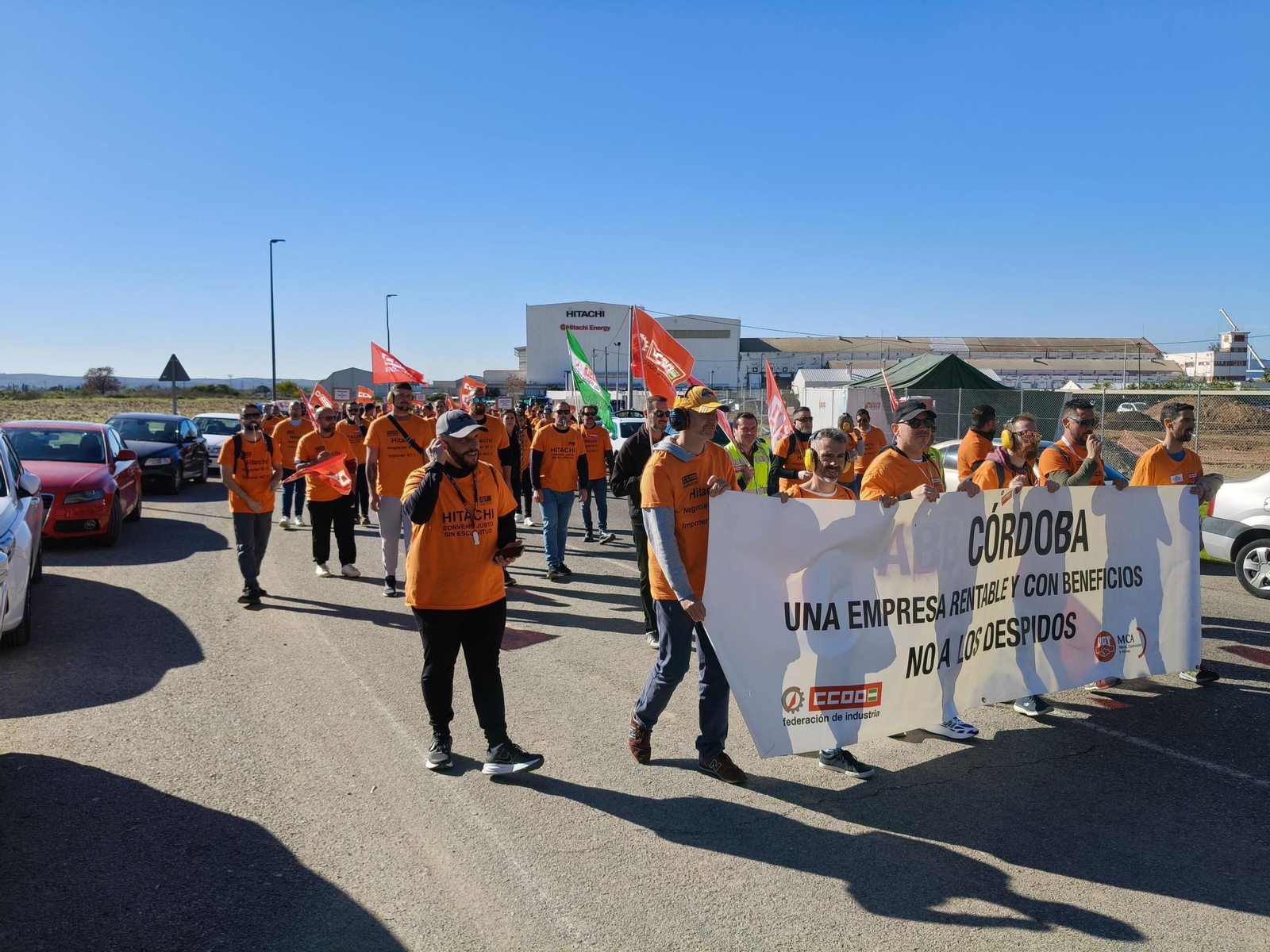 Trabajadores de Hitachi Energy manifestándose ante la factoría cordobesa esta semana.