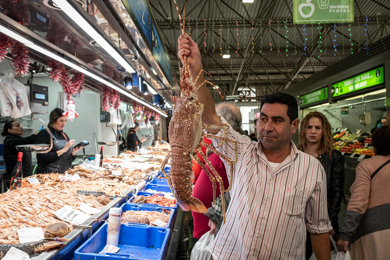 Las últimas compras en el Mercado del Carmen antes de Navidad, en imágenes