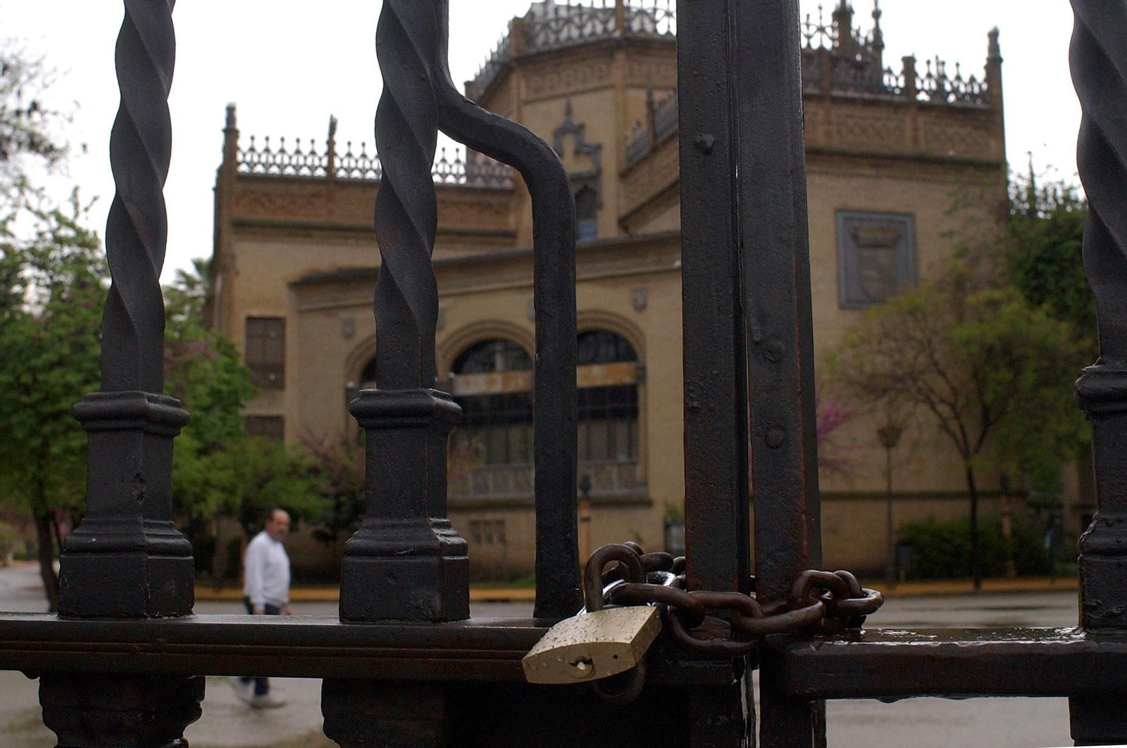 Imagen de archivo del parque de María Luisa cerrado.