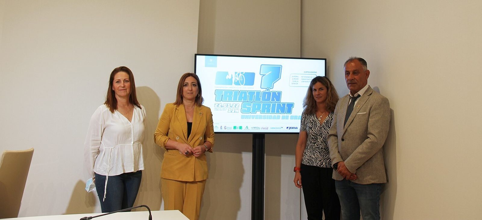 Un momento de la presentación del Triatlón Sprint Universidad de Granada, celebrada este miércoles