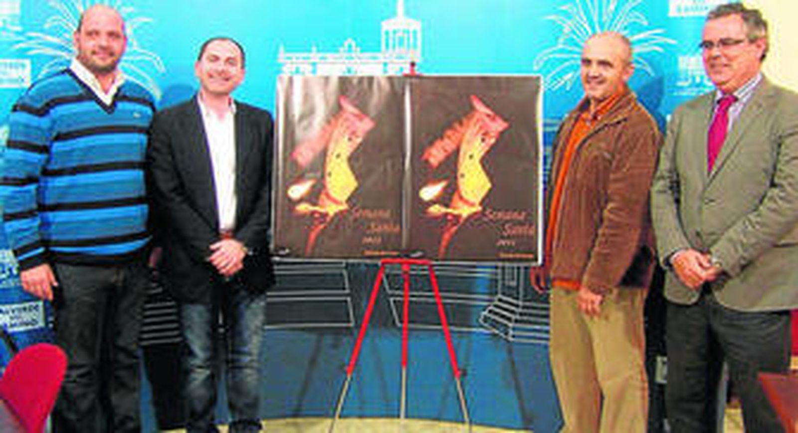 El alcalde, a la izquierda, junto al cartel que ilustra este año la Semana Santa valverdeña.