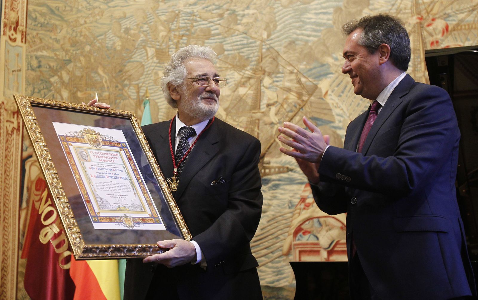 Plácido Domingo recoge su título de hijo adoptivo