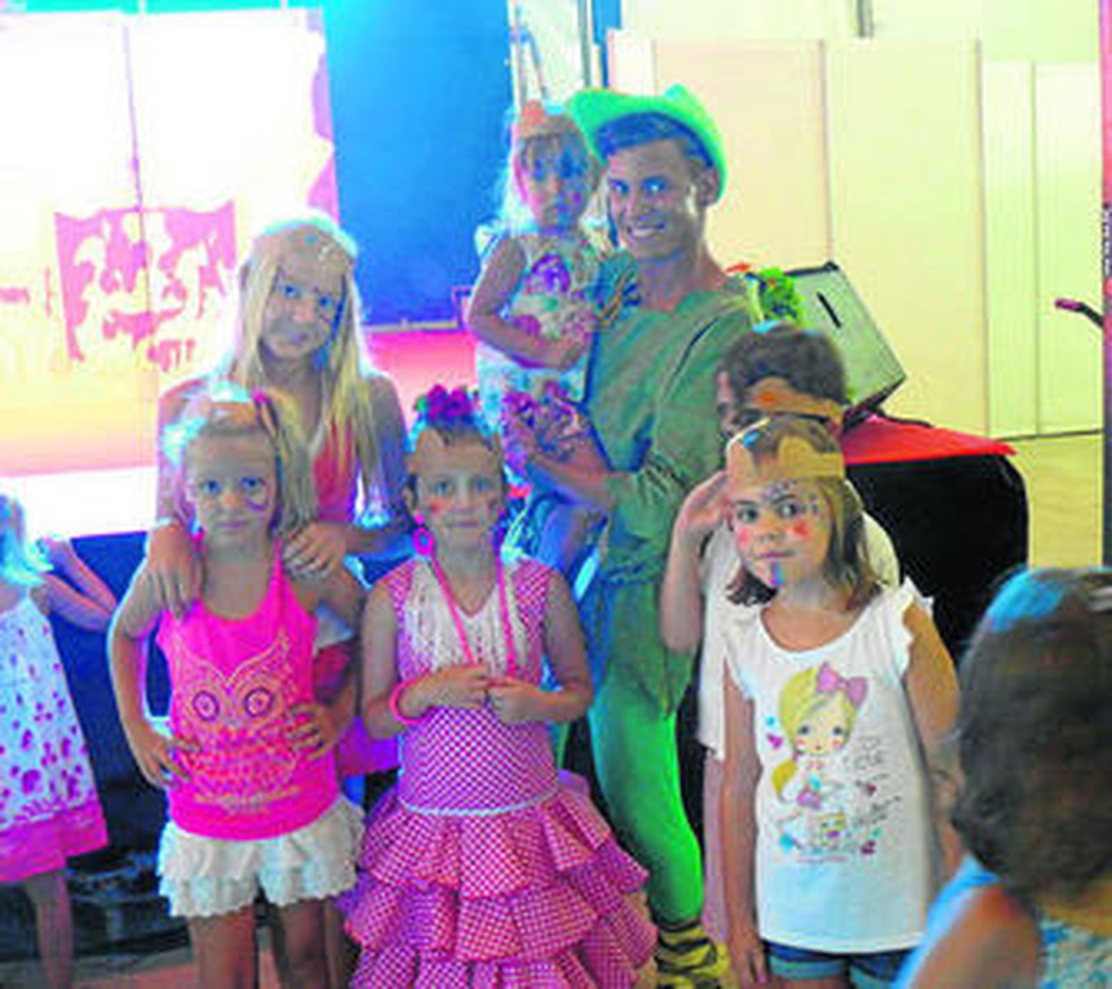 Los niños que eligieron las orejas de niño perdido jugaron en la gymkana en el equipo de Peter Pan.