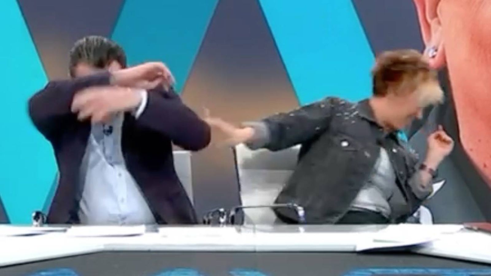 Una polilla se cuela en directo en 'Más vale tarde' y Cristina Pardo huye corriendo: tienen que dar paso a publicidad