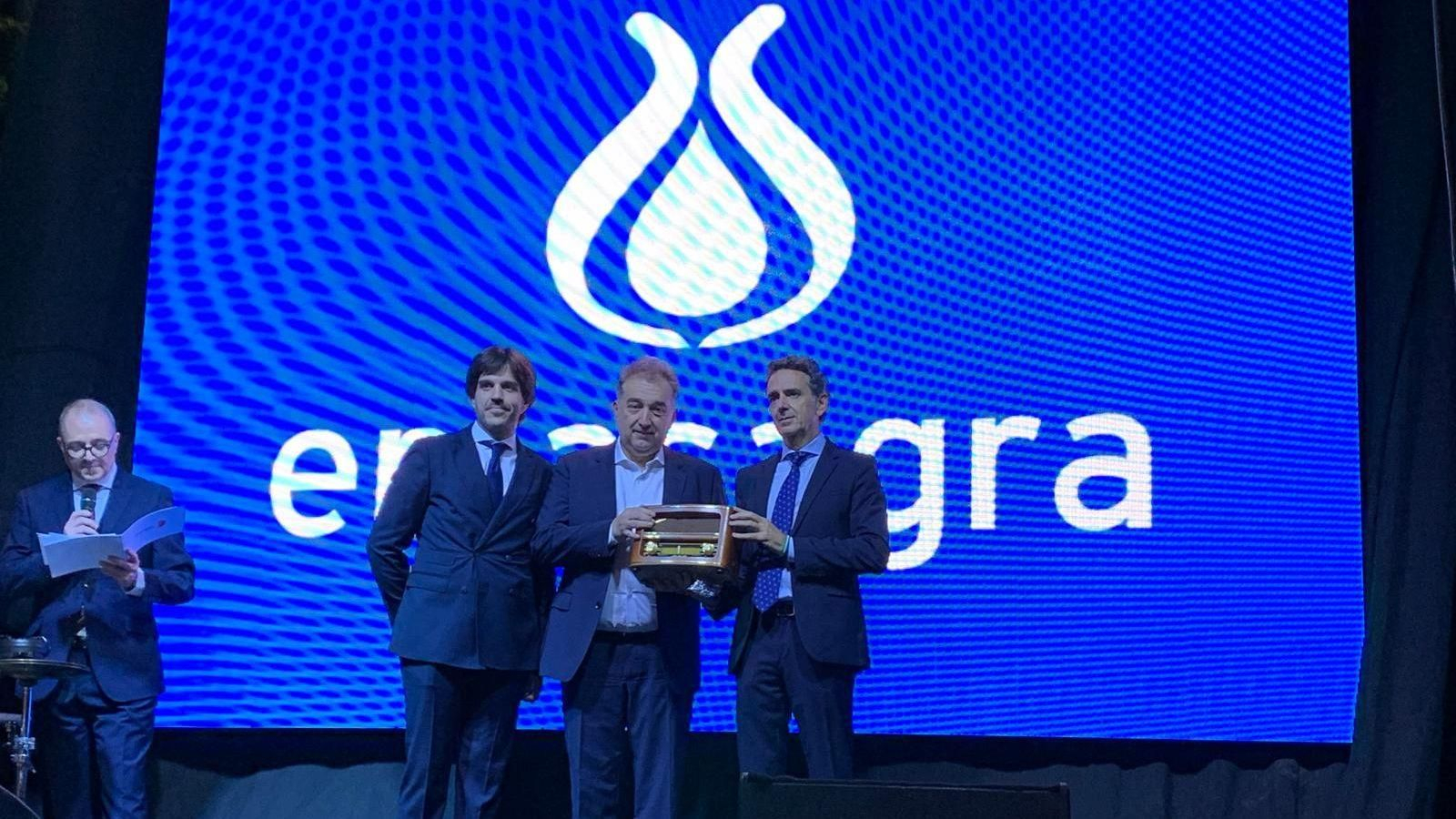 Premio recibido por el director -gerente de Emasagra, Juan Carlos Torres, acompañado del concejal delegado de la empresa, Enrique Catalina