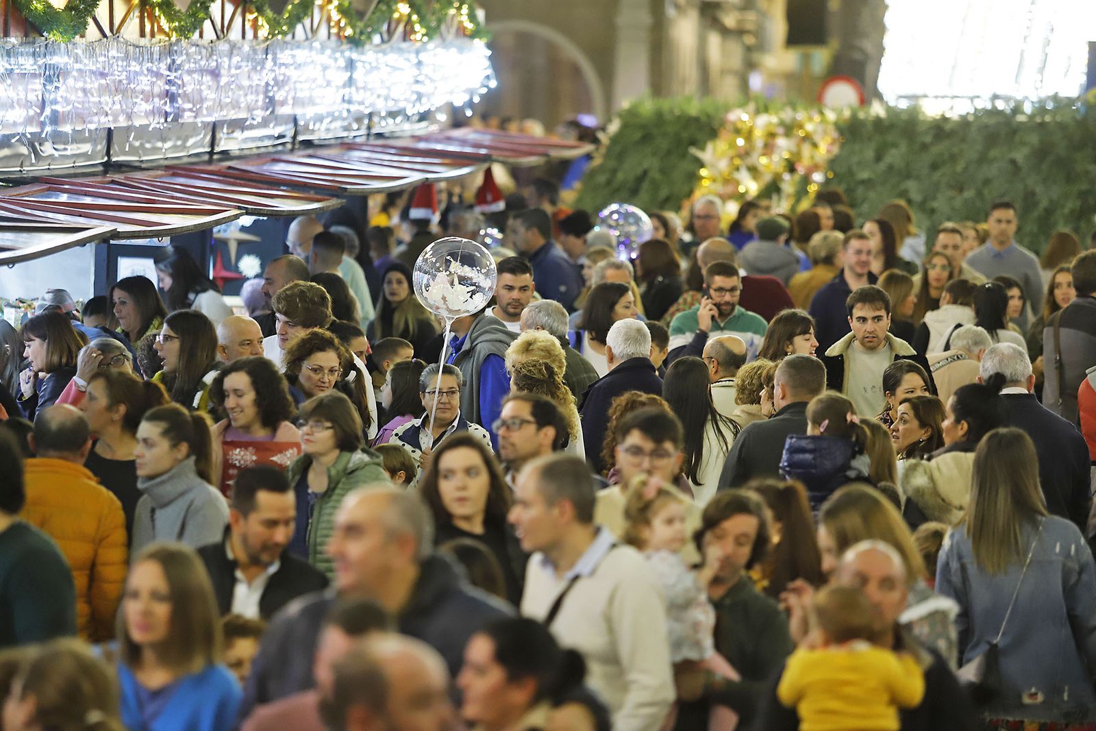 Imágenes del mercado navideño de la Plaza de Las Monjas