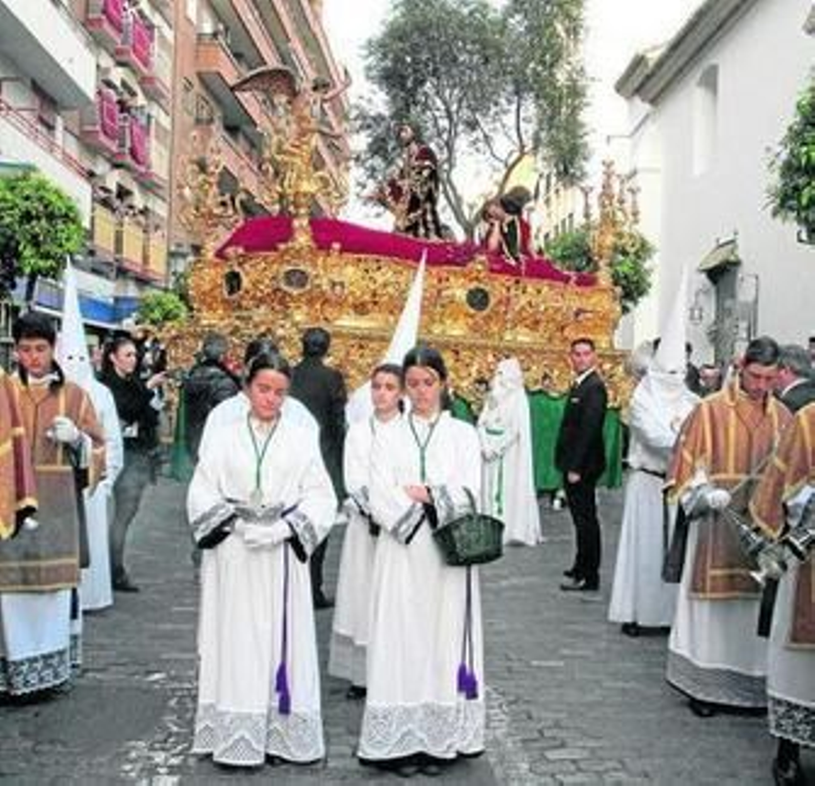 Momento en que la Virgen de los Dolores Coronada salía de La Concepción. La observa un penitente con el antiguo hábito de la Vera Cruz.