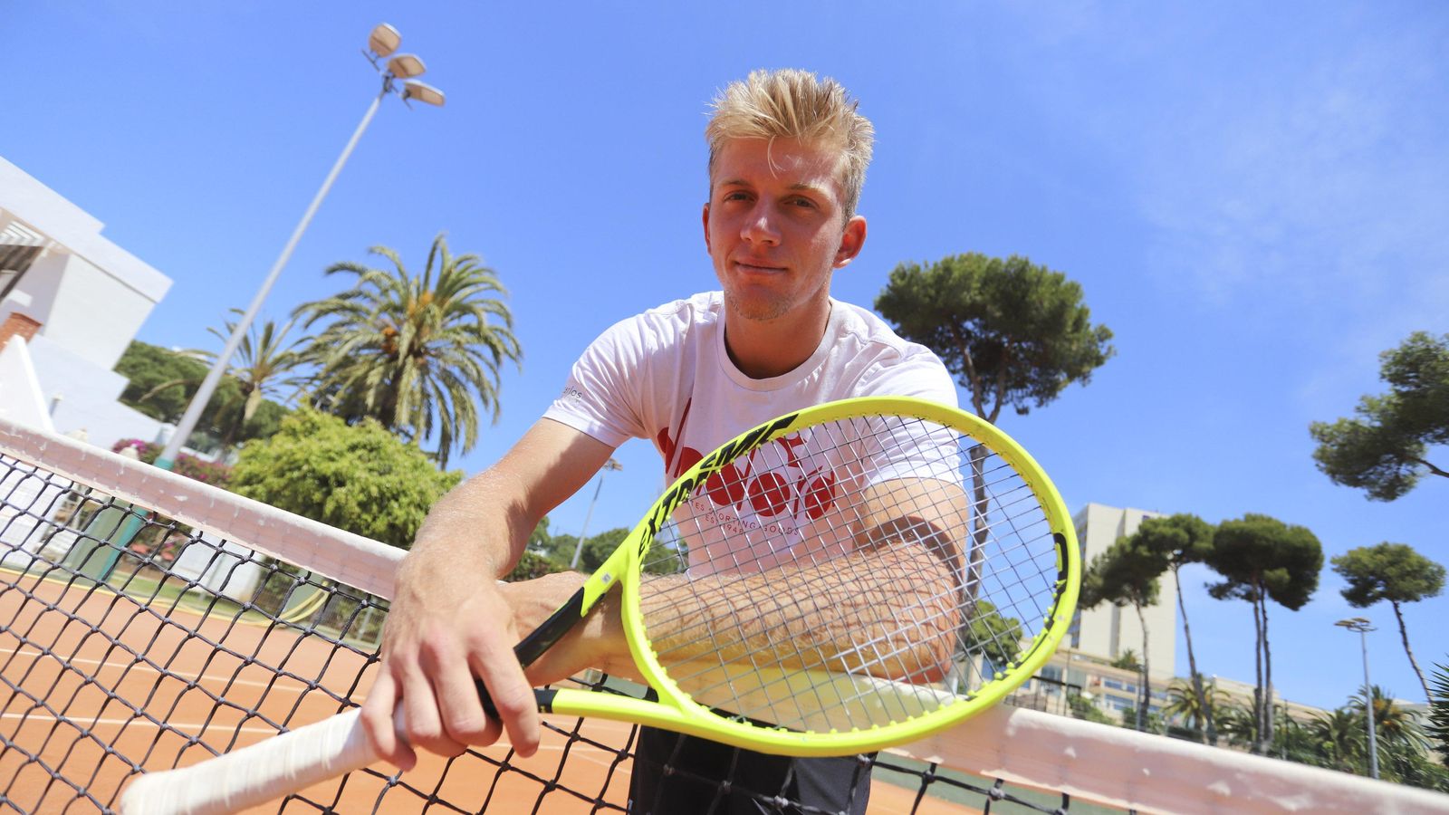 Alejandro Davidovich posa en la pista central del Don Carlos Tennis Club.