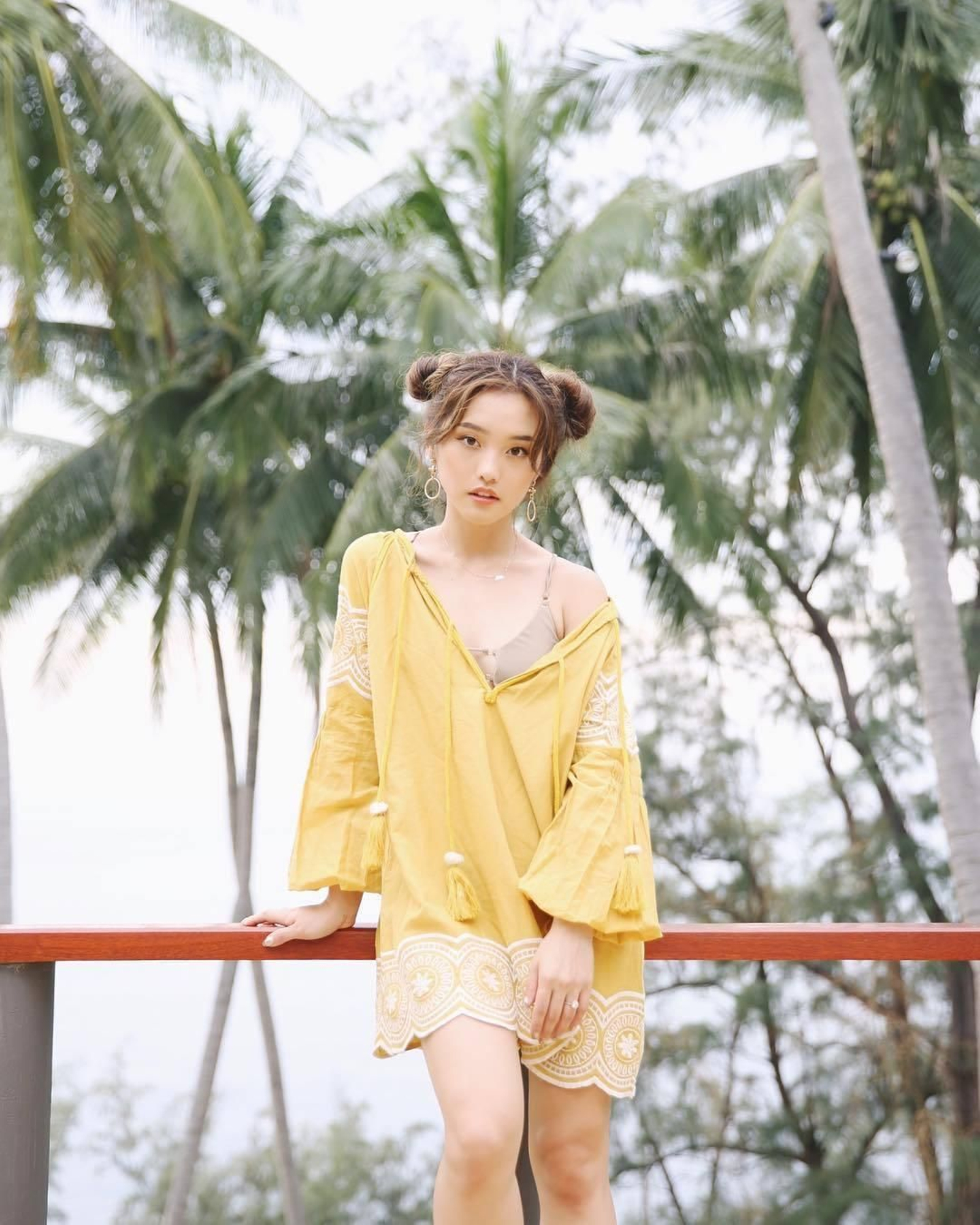 La koreana Jenn Im desmuetra que siempre acertarás con los clásicos y apuesta por una túnica clásica en amarillo con bordados, de Tunarosa. Su bikini es de LoveWave.