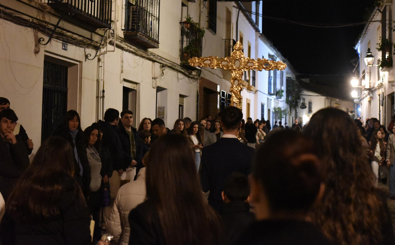 El vía crucis del Señor de Pasión por las calles de San Basilio, en imágenes