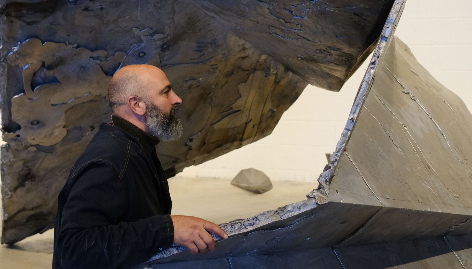 Matías Di Carlo observa una de sus esculturas de aluminio fundido.