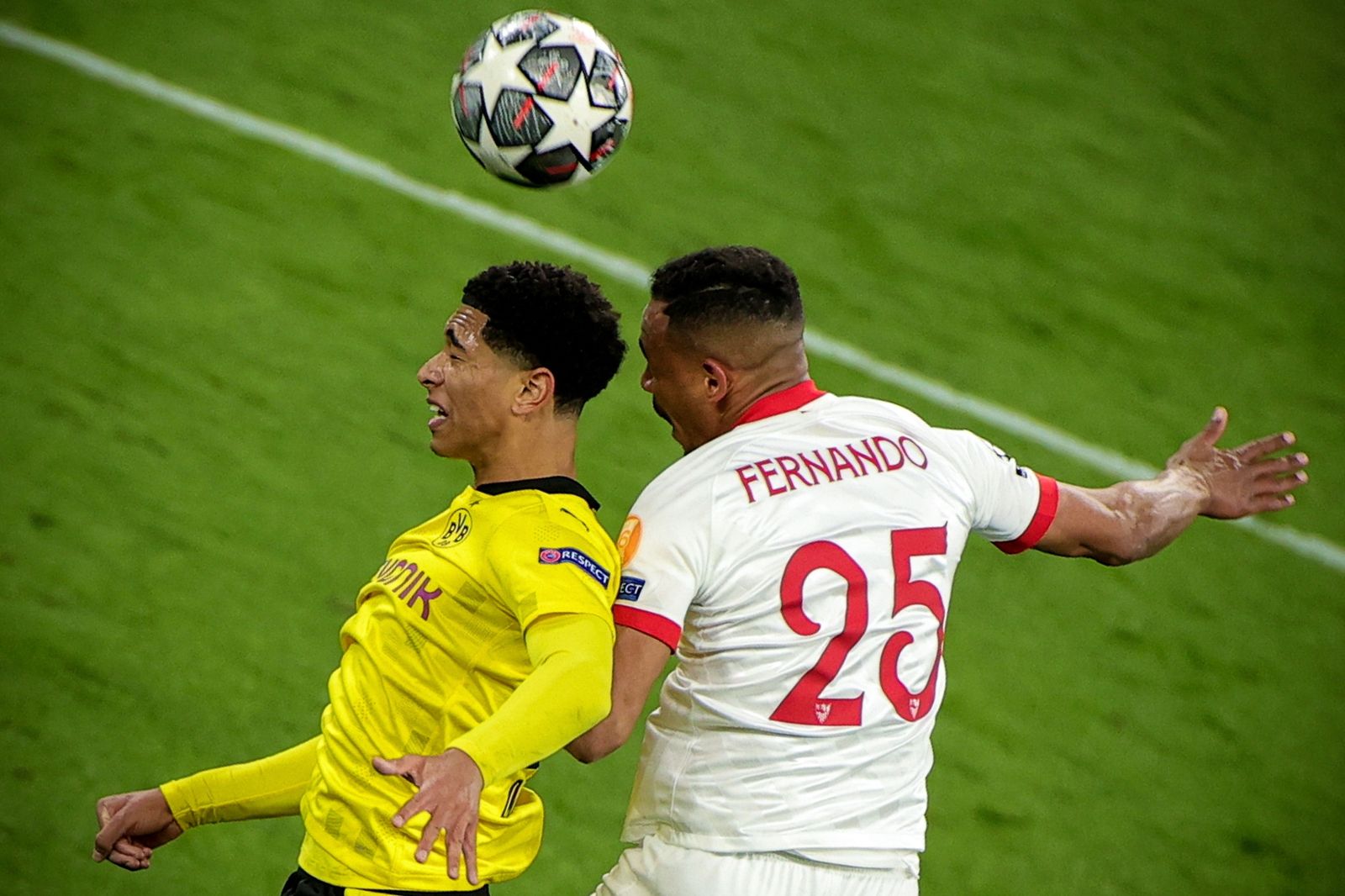 Fernando trata de imponerse por arriba a Bellingham.