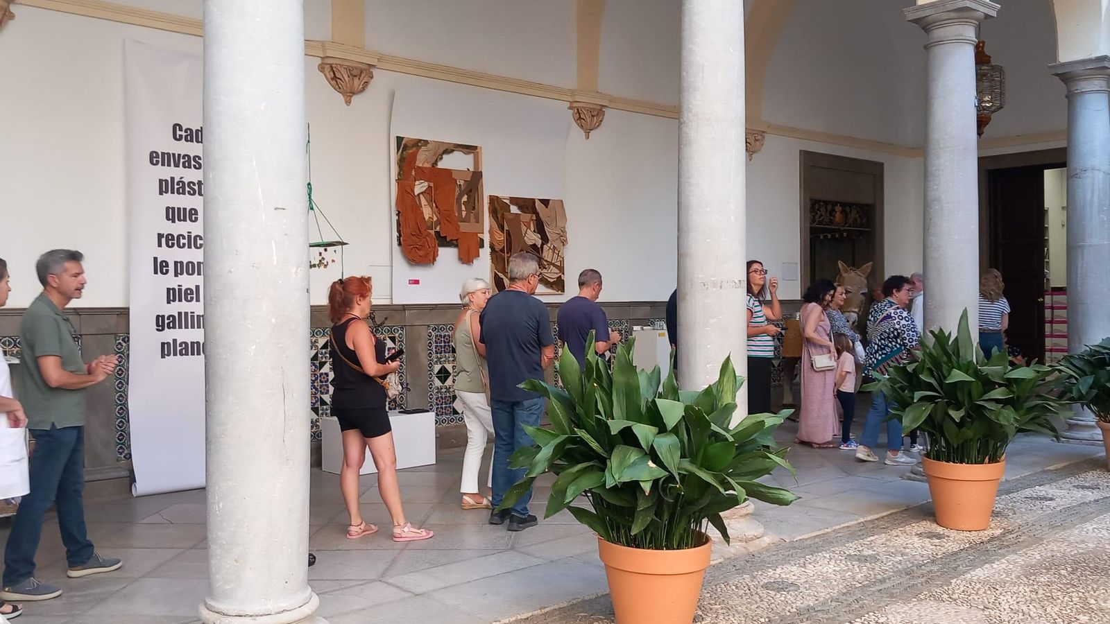 Campaña de sensibilización y detección del cáncer de piel celebrada en el patio del Ayuntamiento de Granada