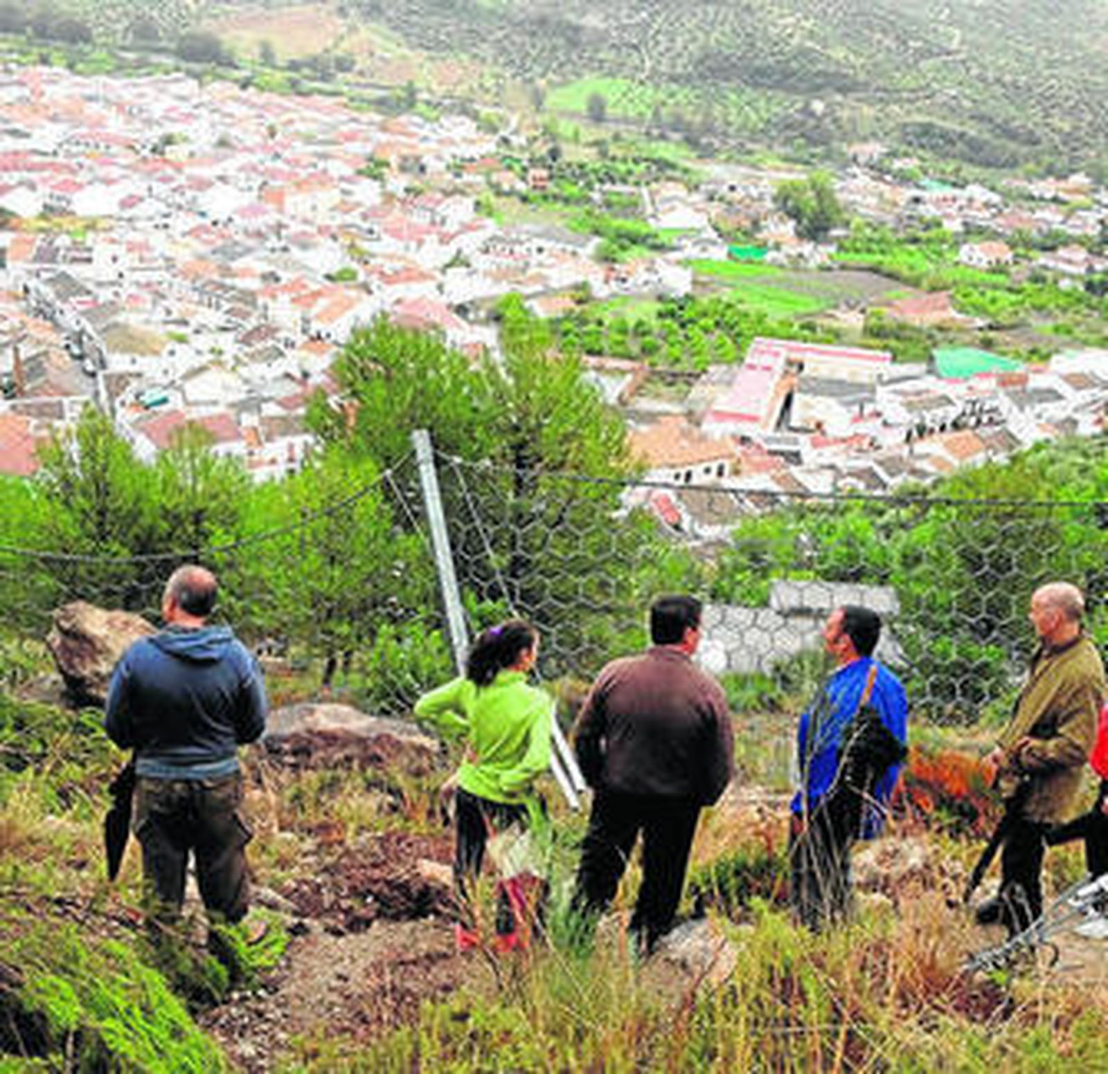 Los vecinos  respiran tras ver las piedras frenadas por la malla.
