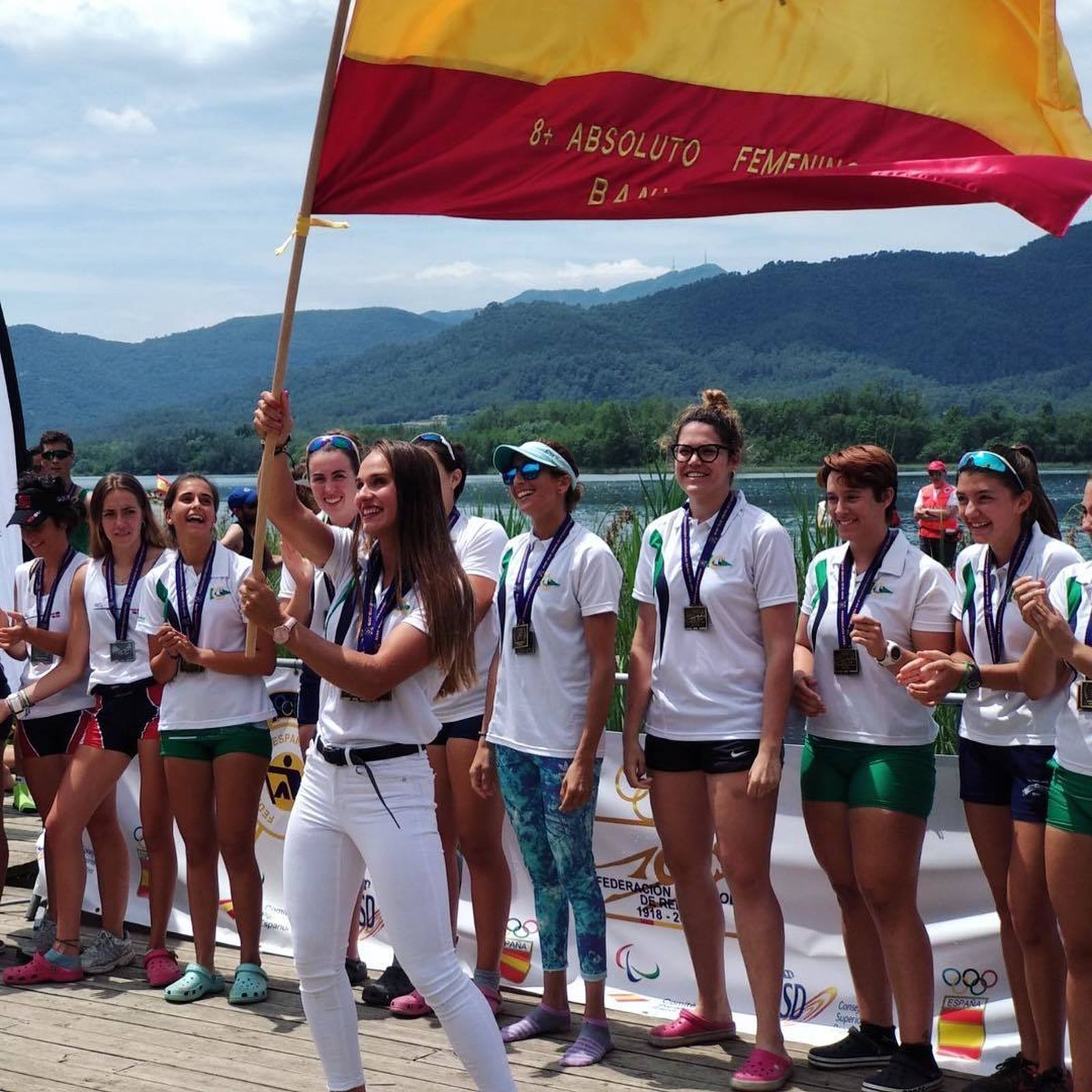El ocho absoluto femenino del Náutico celebra su triunfo ene l Nacional.