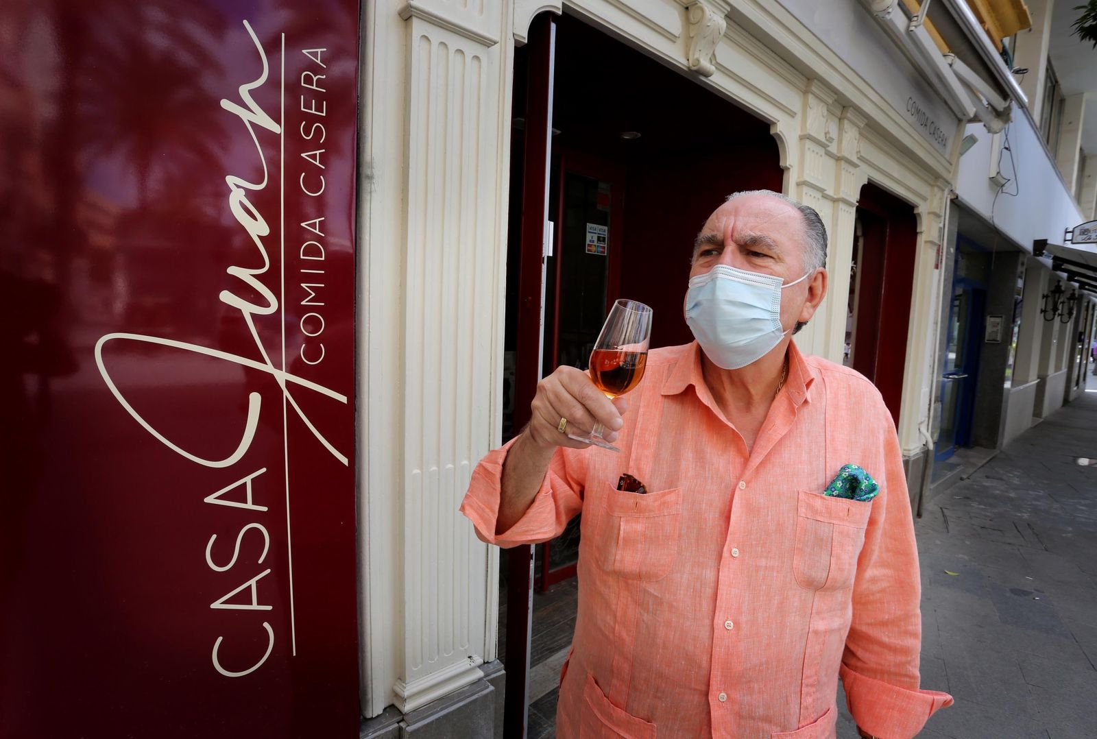 Juan Caro, brindando el pasado jueves desde la puerta de 'Casa Juan' en la plaza del Arenal.