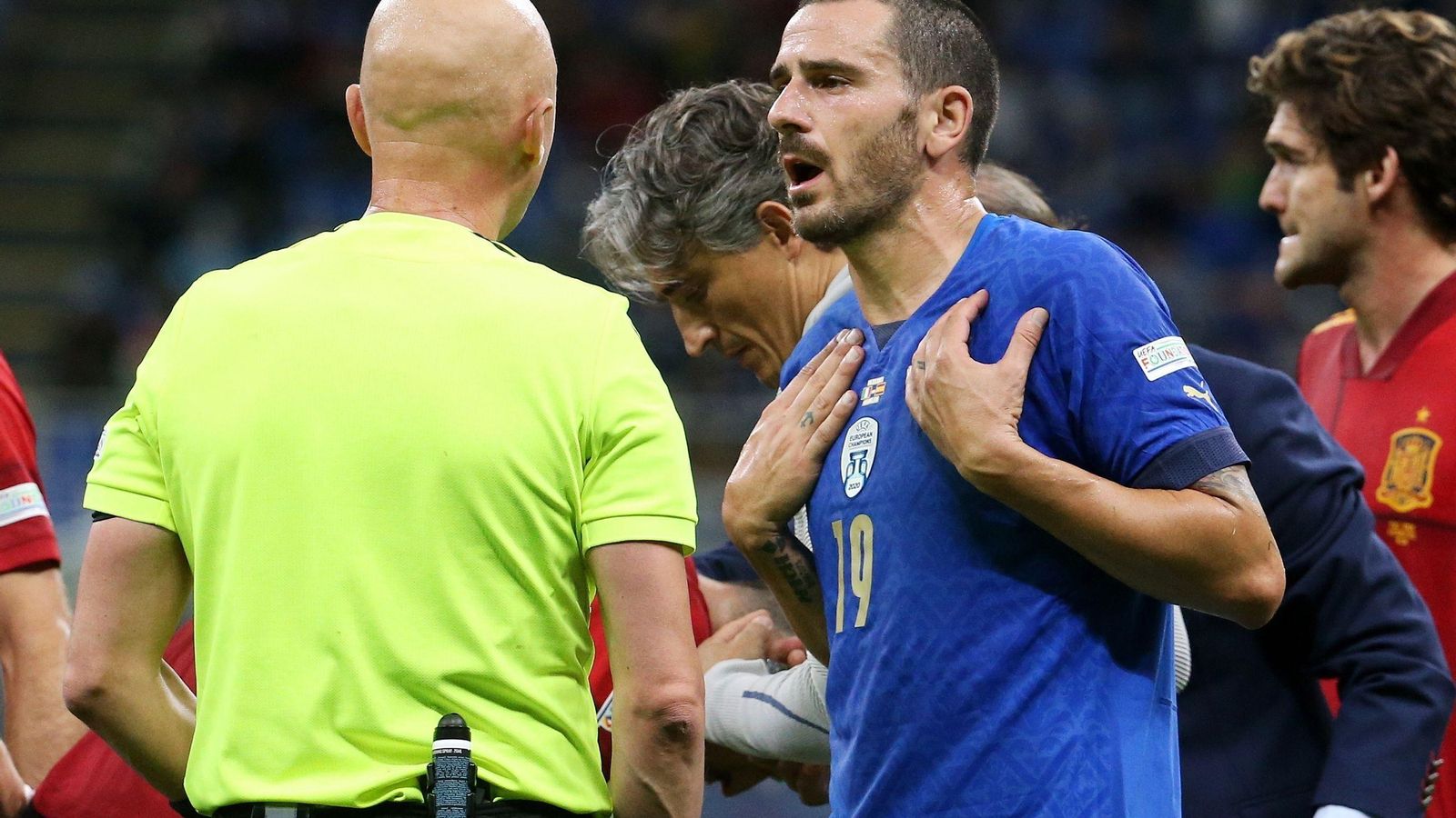 Bonucci protesta al ruso Karasev tras ver la segunda amarilla.