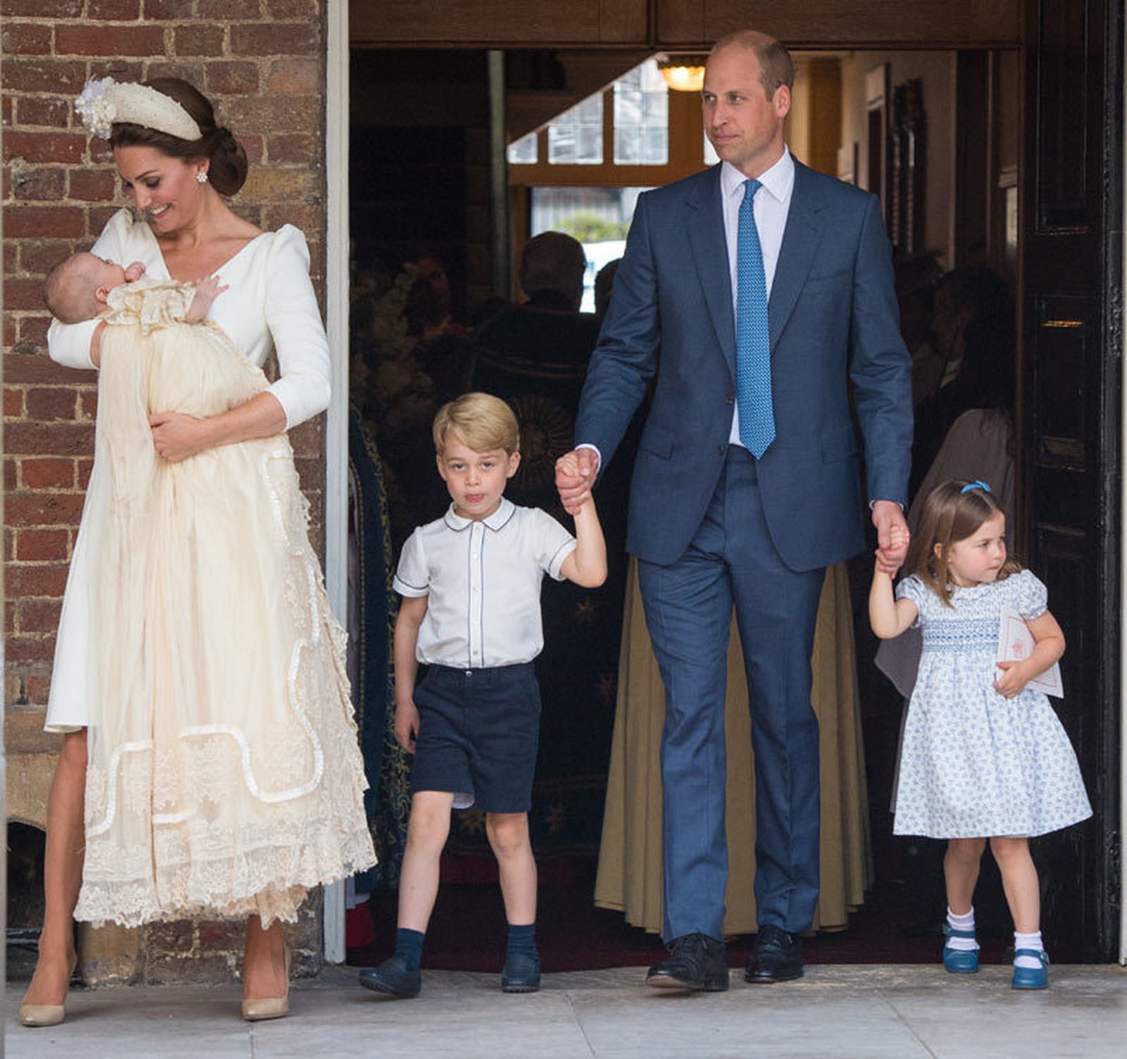 Los duques de Cambridge, con sus tres hijos, a la salida de la ceremonia