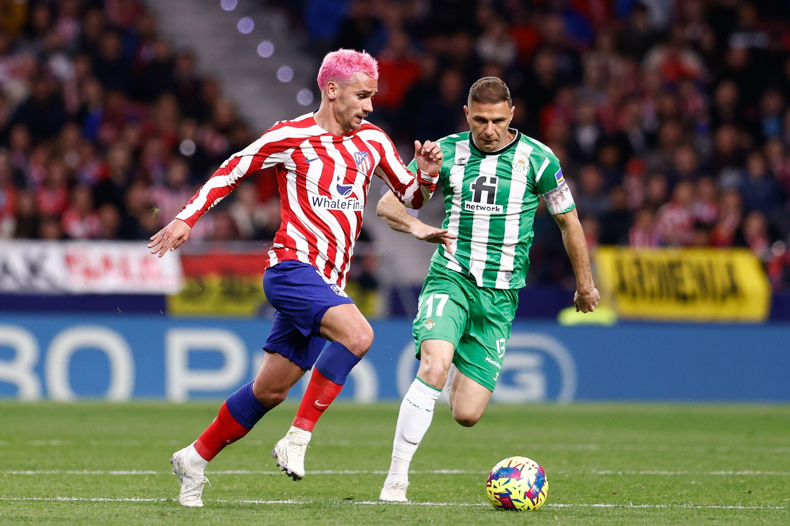 Joaquín acosa a Griezmann en el último Atlético-Betis.
