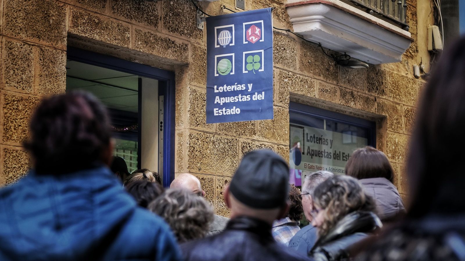Clientes a la espera de poder comprar un décimo en El gato negro.